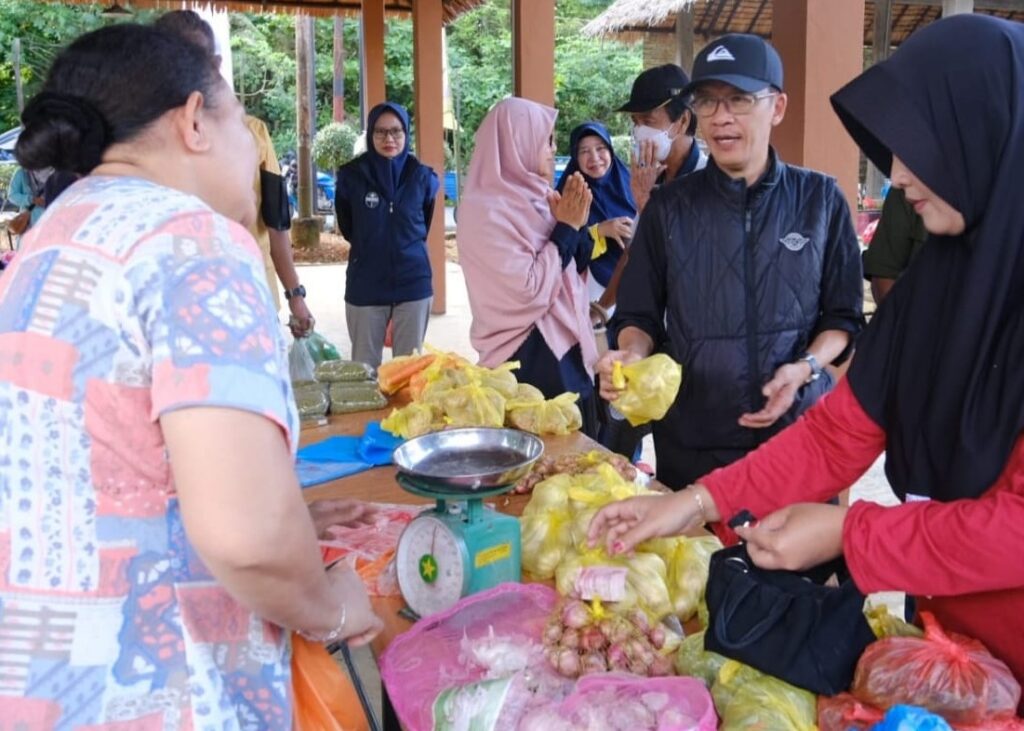 Pj Wako Tanjungpinang Hasan di tengah warga saat meninjau Gerai Tani di Tanjungpinang, pagi tadi. (ft fujiamar)