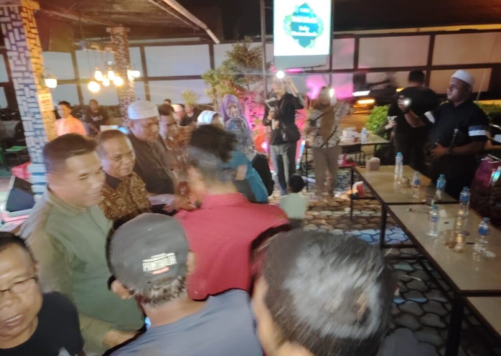 Rocky Marciano Bawole saat menggelar Halal Bihalal di Nadira Cafe, malam tadi. (ft yudi)