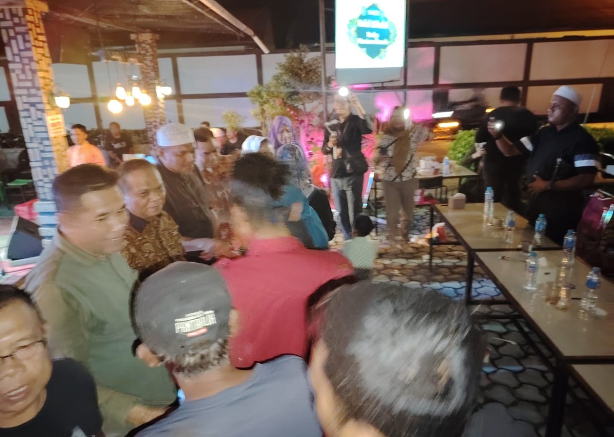 Rocky Marciano Bawole saat menggelar Halal Bihalal di Nadira Cafe, malam tadi. (ft yudi)