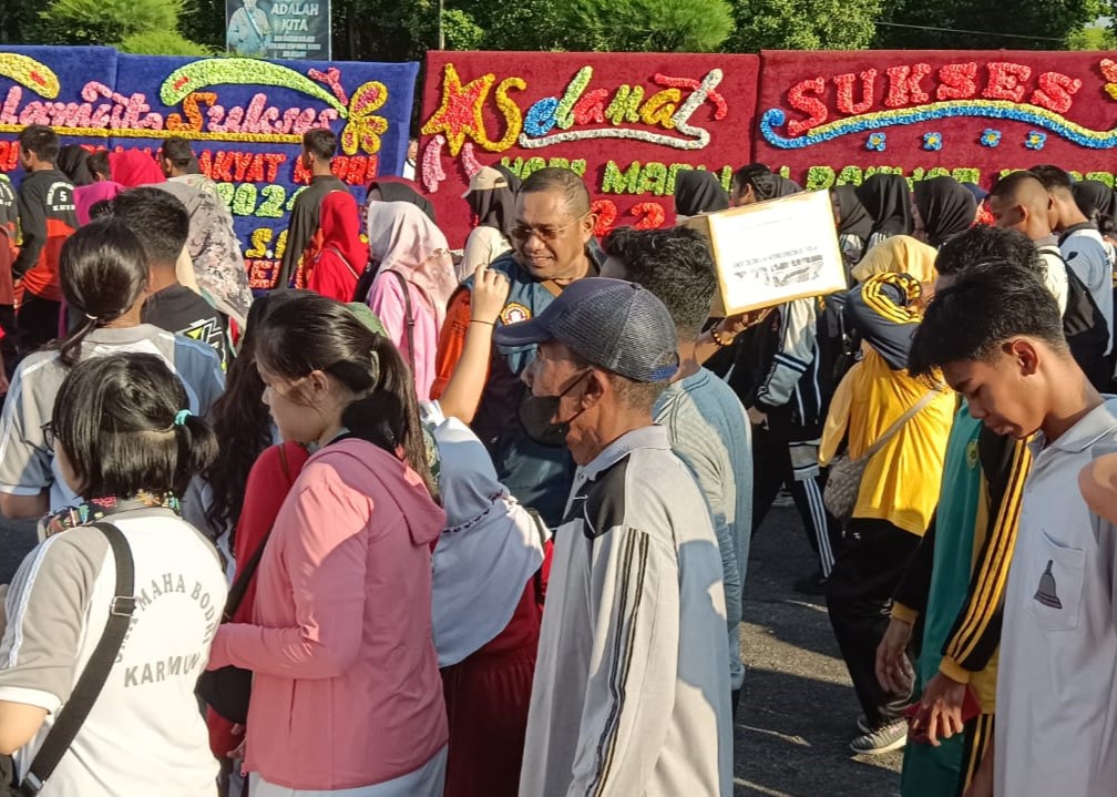 Salah satu pengurus OKP di Kabupaten Karimun sedang mengedarkan kotak donasi kepada peserta Gerak Jalan Santai Hari Marwah Kepri di Coastal Area, pagi tadi. (ft yudi)