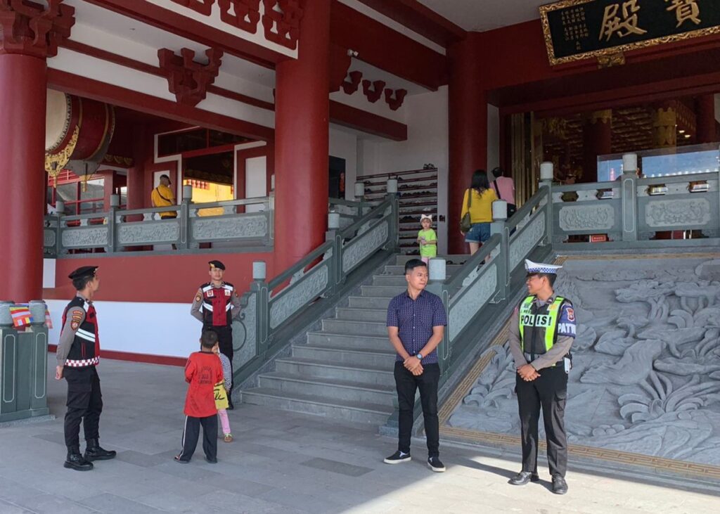 Sejumlah anggota Porles Karimun sedang mengamankan jalannya peringatan Tri Suci Waisak di Vihara Cetya Dharma Karimun, siang ini. (ft msaimi)