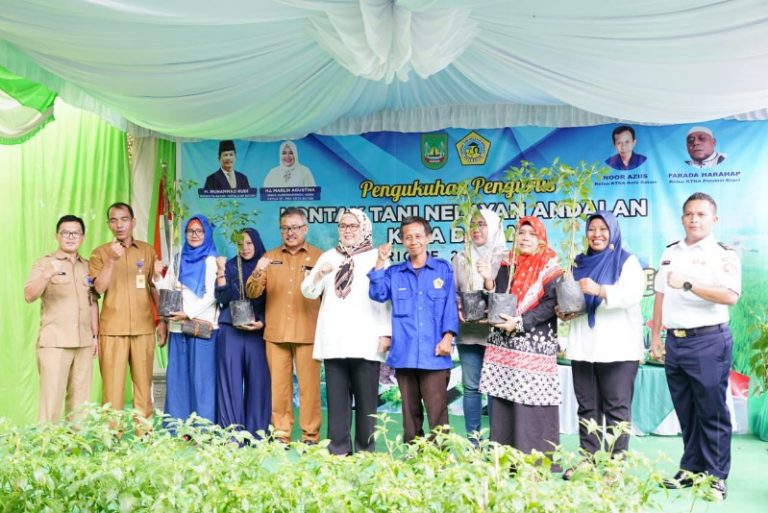 Sekdako Batam Jefridin, dan Wagub﻿ Kepri Marlin Agustina hadir dalam pelantikan pengurus KTNA Kota Batam Periode 2023-2028 yang dikukuhkan di Tibelat Farm Sei Temiang, pagi tadi. (ft restu)