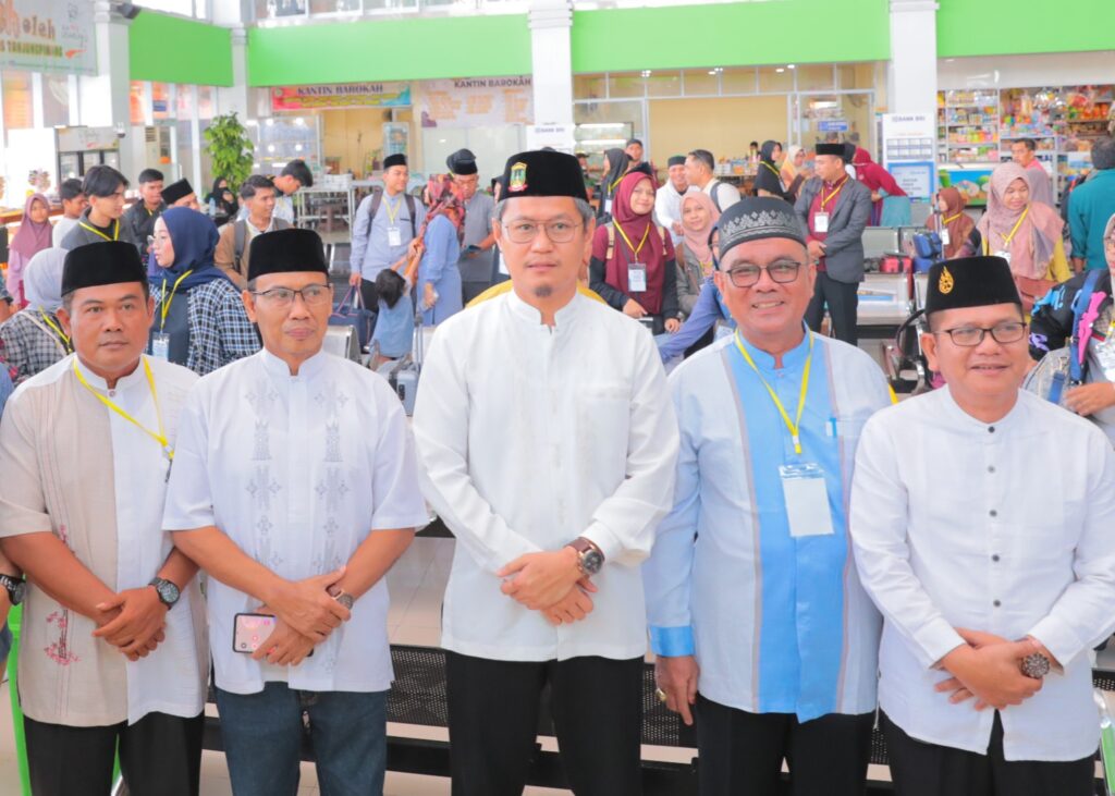 Sekdako Tanjungpinang Zulhidayat usai berfoto bersama usai melepas kafilahnya di pelabuhan, siang tadi. (ft fujiamr)