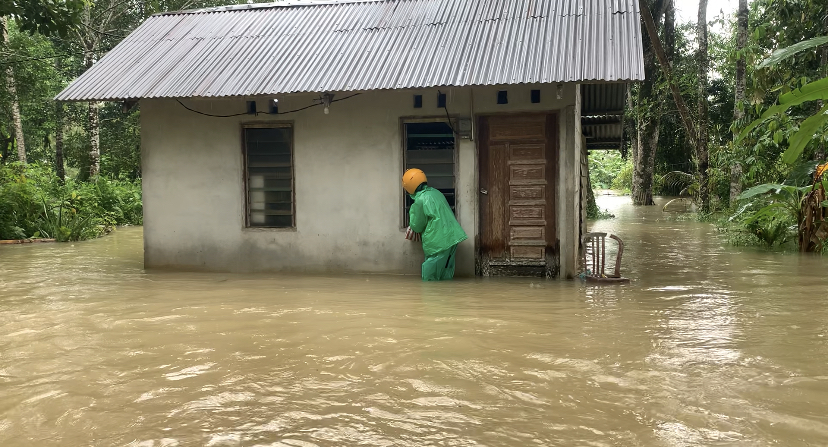 Seorang warga di Dabo Singkep yang rumahnya terendam banjir, kemarin. (tf wandi)