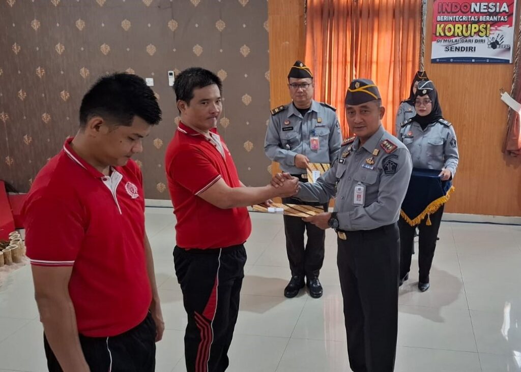 Seorang warga binaan saat mendapatkan remisi di Hari Raya Waisak, siang tadi. (ft kanwilkemenkumhamkepri)