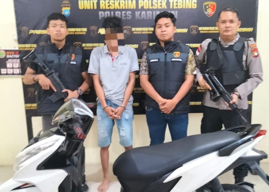 Tersangka Curanmor saat di Mapolsek Tebing, sore tadi. (ft msaimi)