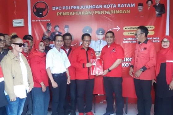Udin P Sihaloho Serahkan Berkas Pencalonan Pilkada Batam ke PDI-Perjuangan