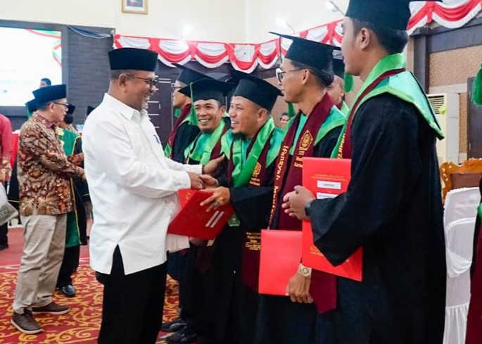 Hadiri Wisuda Sarjana STIT Mumtaz Karimun, Bupati Aunur Rafiq Harapkan Kontribusi Lulusan bagi Daerah