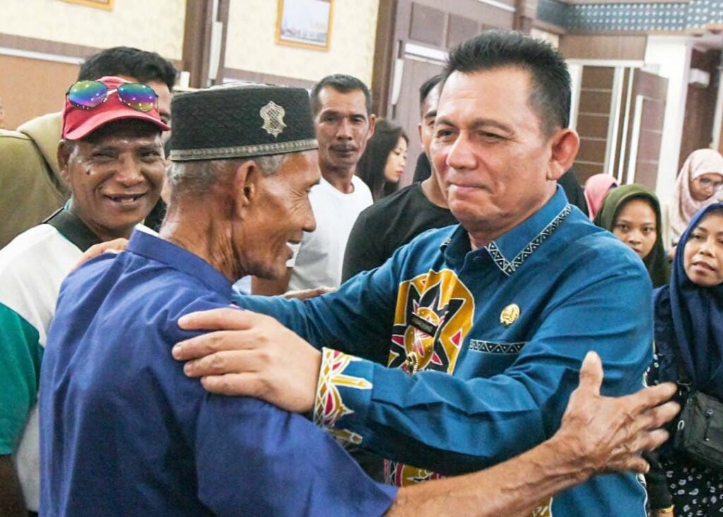 Gubernur Ansar Ahmad bersama masyarakat saat Kunker ke Karimun, kemarin. (ft msaimi)