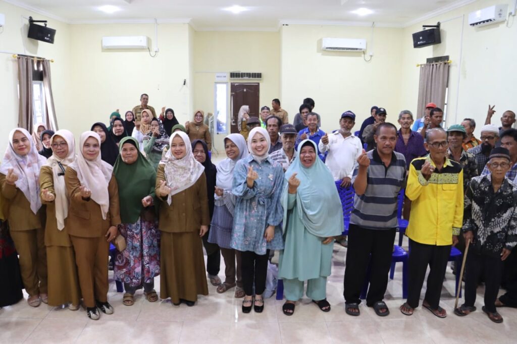 Hafizha berfoto bersama BAZNAS Lingga saat menggelar pertemuan terkait masalah stunting di darah itu, pagi tadi. (ft fujiamar)