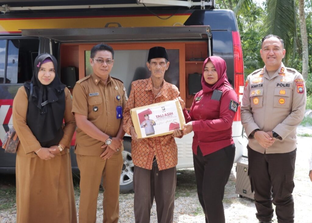 Jajaran Polres Lingga saat menyerahkan bantuan bedah rumah, siang tadi. (ft wandi)