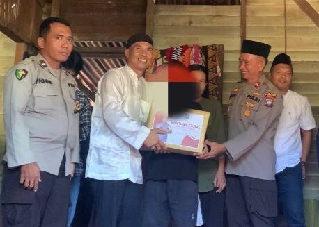 Jumat Berkah, Polres Lingga Berikan Bansos kepada Anak yang Dipasung di Kelurahan Dabo Lama