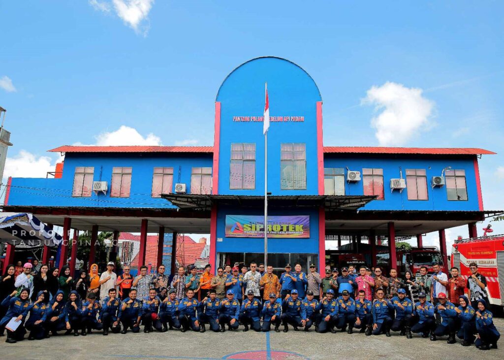Para pegawai berfoto bersama di depan gedung Siprotek di Tanjungpinang, kemarin, (ft humpro)
