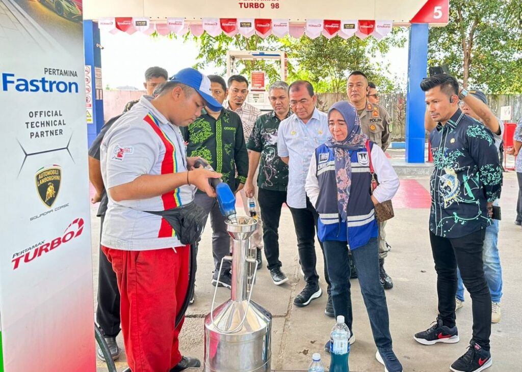 Pegawai dari Disperindag Batam menyegel Nozzle Pertamax 92 di SPBU 14294721 Simpang KDA, Batam Centre Kota Batam, Provinsi Kepri, siang tadi. (ft qori)