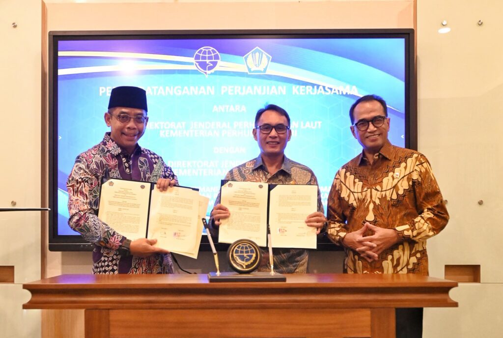 Penandatanganan perjanjian kerjasama pertukaran dan pemanfaatan data di sektor transportasi laut yang disaksikan Menhub Budi Karya Sumadi. (ft kemenhub)