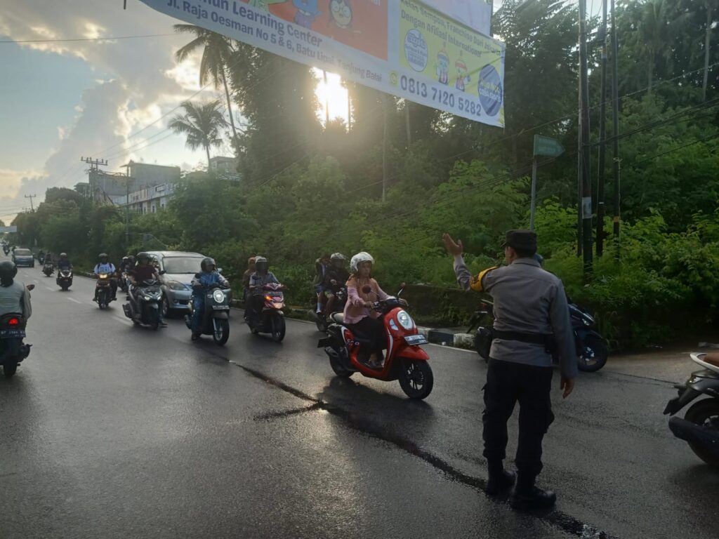 Personel Polres Karimun sedang menjalankan Strong Point di Kelurahan Tanjungbalai Karimun, pagi ini. (ft msaimi)