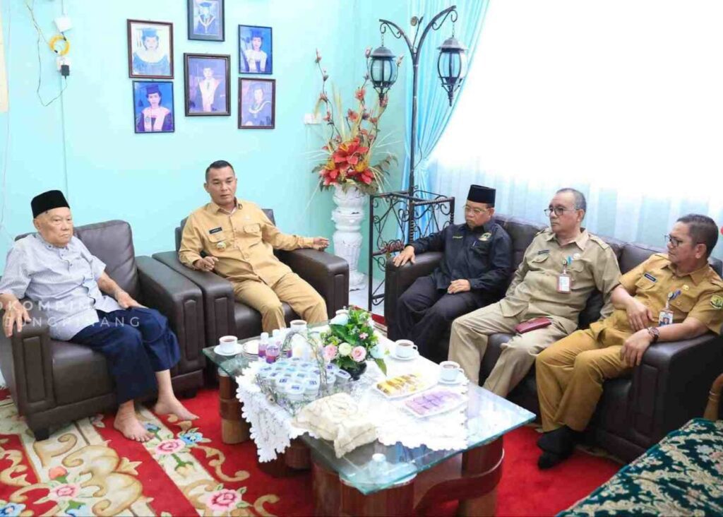 Pj Wako Andri saat melakukan kunjungan ke Ketua LAM Kepri, kemarin. (ft kominfotjpinang)