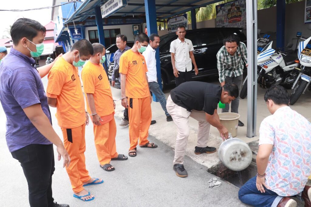 Sabu yang dicairkan saat dibuang ke drainase Mapolres Karimun, pagi tadi, (ft msaimi)