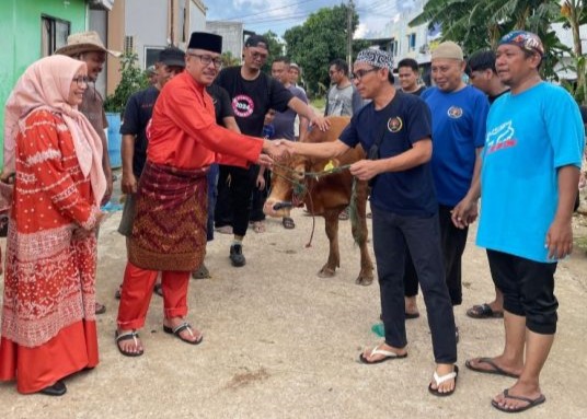 Sekdako Jefridin secara simbolis menyerahkan sapi kurban kepada Ketua PWI Kepri Andi, pagi tadi. (ft restu)