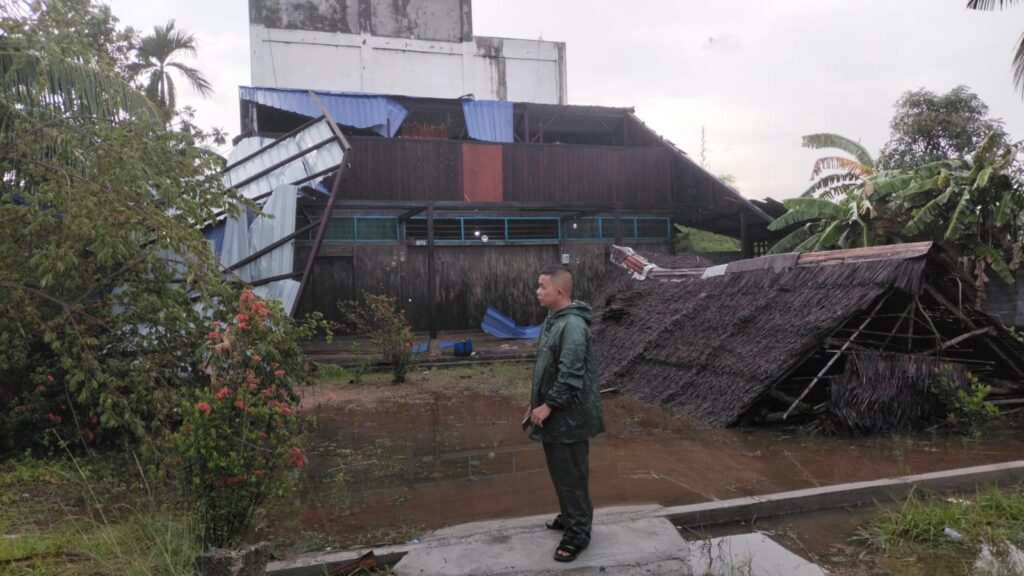 Seorang warga berdiri di dekat reruntuhan bangunan rumah yang diterjang puting beliung di Desa Lebuh Kecamatan Belat. siang tadi. (ft taganakabkarimun)