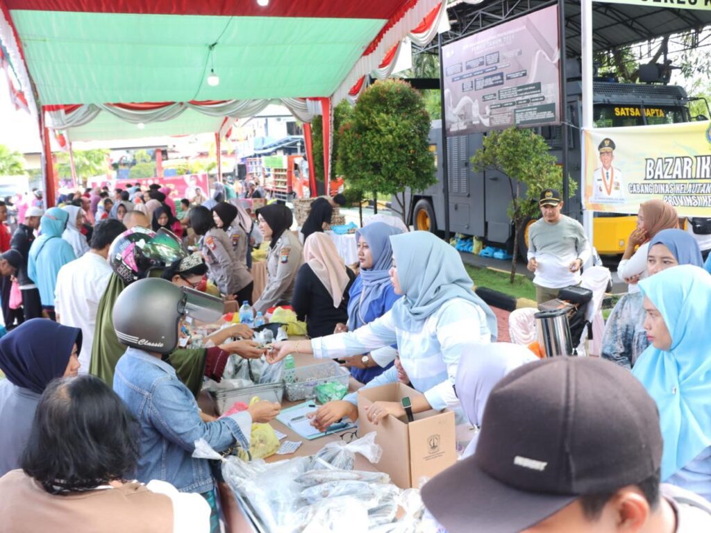 Suasana Pasar Murah di Maporles Karimun yang diserbu warga, pagi tadi. (ft msaimi)