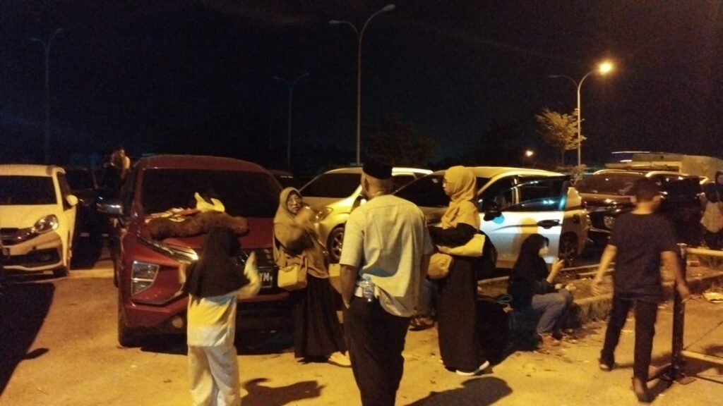 Suasana antrean mobil yang hendak berangkat ke Salari Bengkalis, malam ini. (ft msaimi)