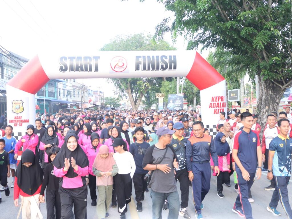 Suasana jalan santai di halam Maporles Karimun, pagi tadi. (ft msaimi)