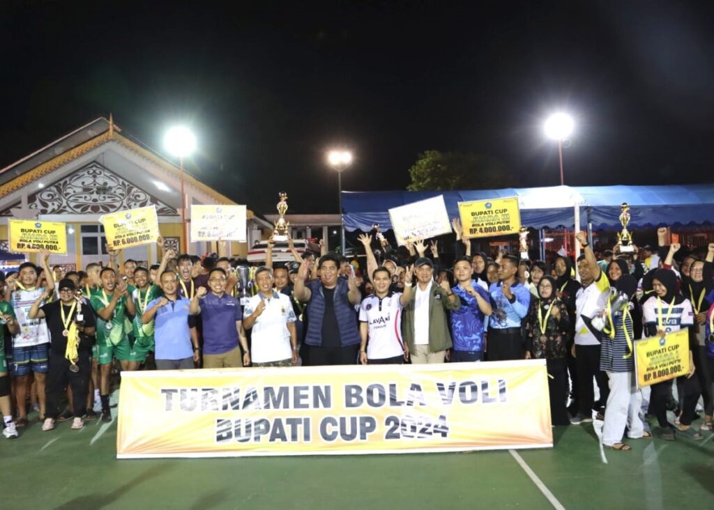 Suasana penyerahan hadiah turnamen bola voli Bupati Cup 2024, tadi malam. (ft amar)