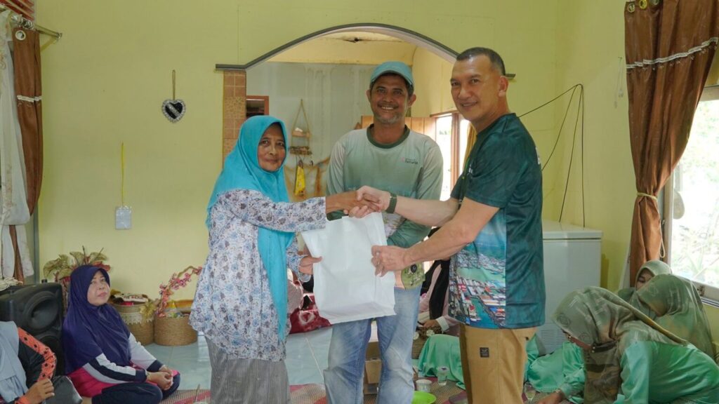 Wabup Natuna Rodhial Huda saat mengunjungi Dasawisma Kerokot 1, pagi tadi. (ft humasnatuna)