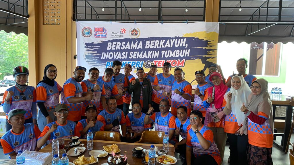 Anggota dan Pengurus PWI Kepri dan karyawan PT Telkom berfoto bersama usai kegiatan gowes bersama di Batam, pagi tadi. (ft pwikepri)
