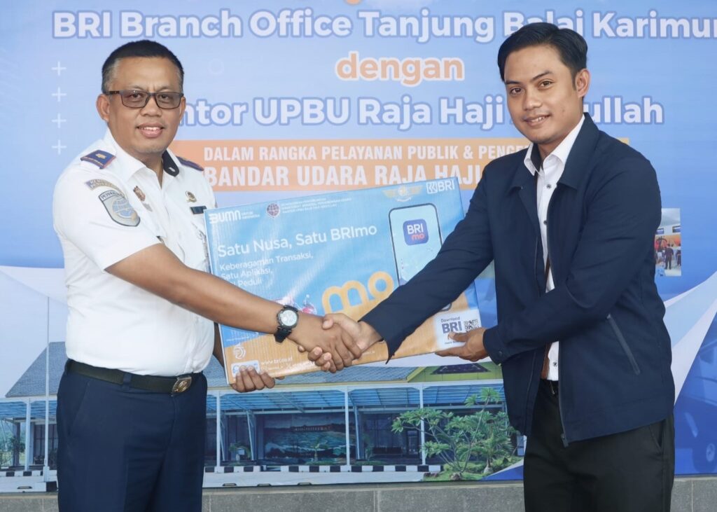 Pimpinan BRI Branch Office Tanjungbalai Karimun Yosi WIlliam Kore melakukan kerjasama dengan Bandara Raja Haji Abdullah (RHA) Karimun Danani Zuhri, pagi tadi. (ft msaimi)