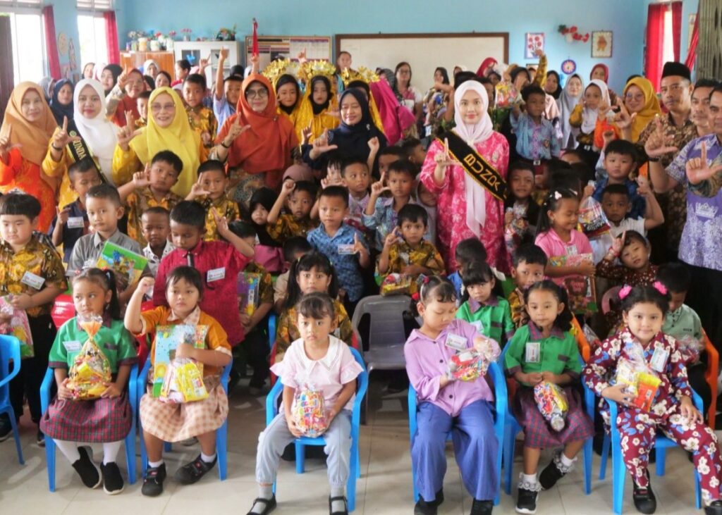 Hafizha Rahmadhani bersama siswa SD yang baru masuk sekolah, kemarin. (ft kominfobintan)