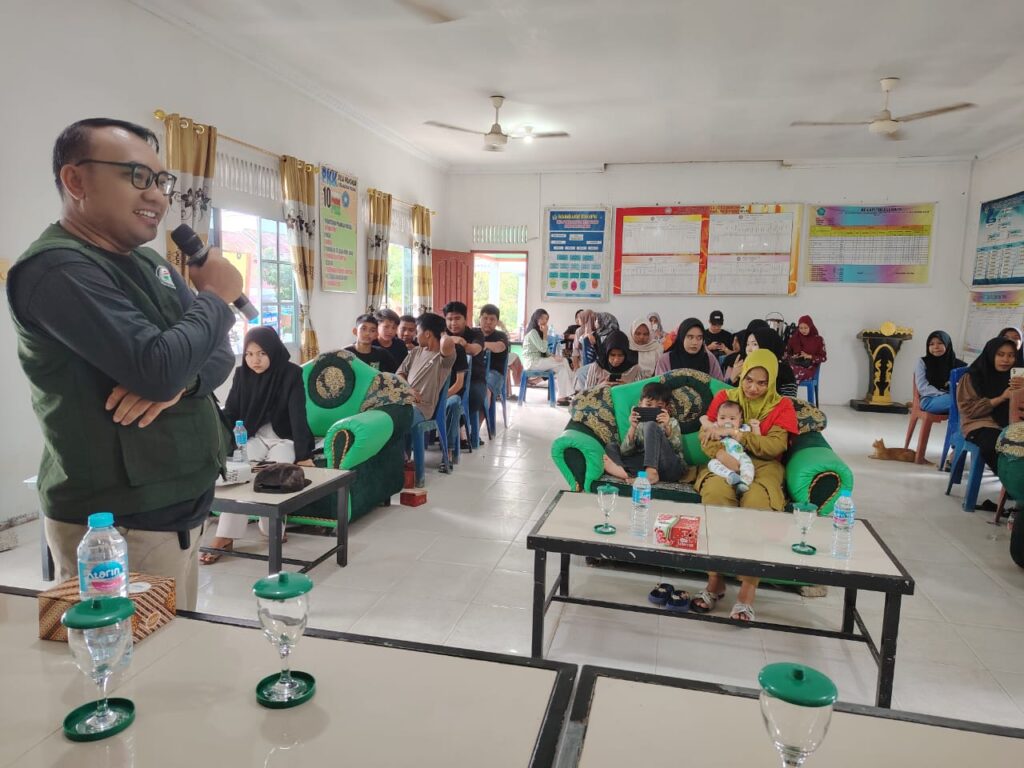 Kader Digital Desa Pongkar saat menggelar sosialisasi terkait desa cerdas kepada peserta dari kalangan remaja yang tergabung dalam Posyandu Remaja Desa Pongkar, siang tadi. (ft msaimi)