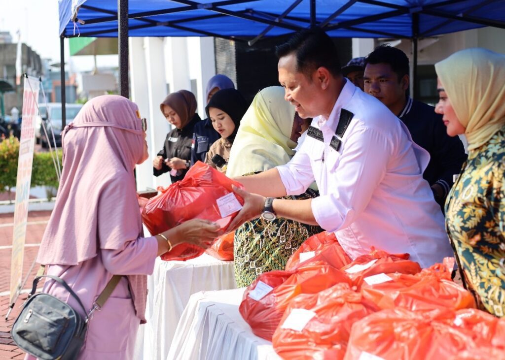 Kajari Karimun Priyambudi di tengah masyarakat yang berbelanja di Pasar Murah Hari Bhakti Adhyaksa di Kejari Karimun, pagi tadi. (ft ery)