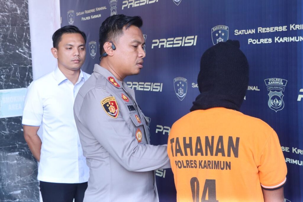 Kapolres Karimun berbincang kepada tersangka cabul di Polres Karimun, siang ini. (ft msaimi)