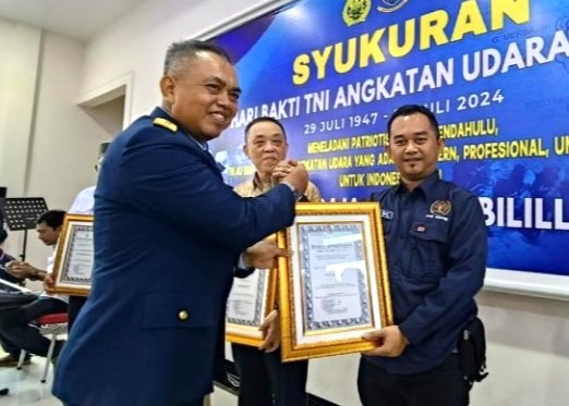 Ketua PWI Kepri, Andi yang diwakili Ambok Akok sebagai Wakil Ketua Bidang Kerja Sama menerima penghargaan dari Lanud RHF﻿ Tanjungpinang. (ft pwikepri)