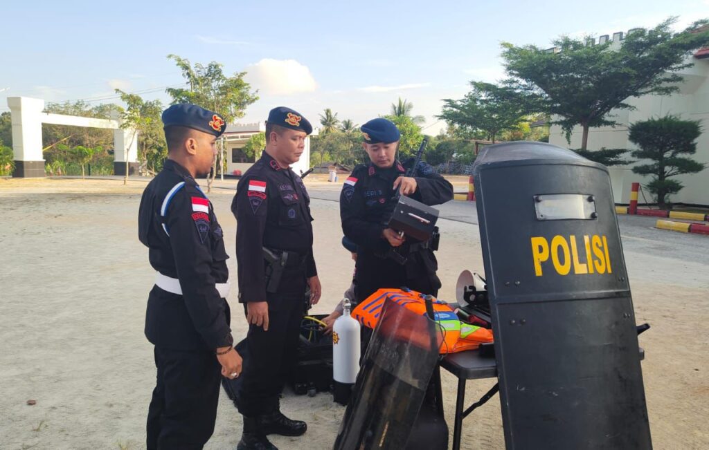 Kompi 2 Batalyon sedang mengecek persiapan alat pengamanan, kemarin sore. (ft kompi2)