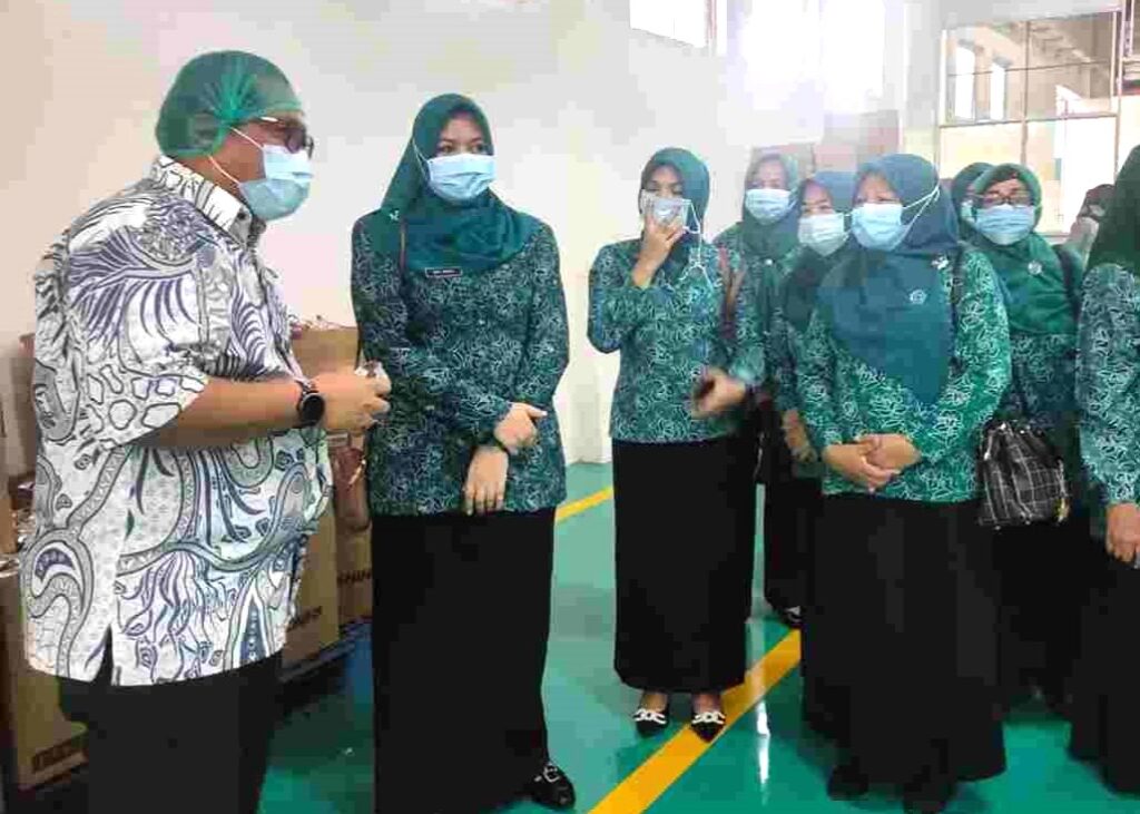 TP PKK saat mengunjungi prabrik Teh Prendjak di Tanjungpinang, pagi tadi. (ft tppkktjpinang)