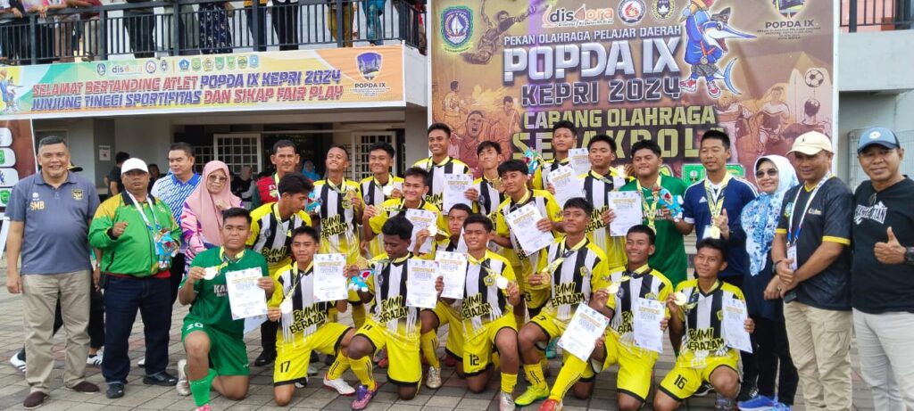 Tim Karimun saat menerima trophy dan hadiah sebagai juara I POPDA Kepri di cabang olahraga sepakbola, di lapangan Citramas Batam, siang ini. (ft timkarimun)
