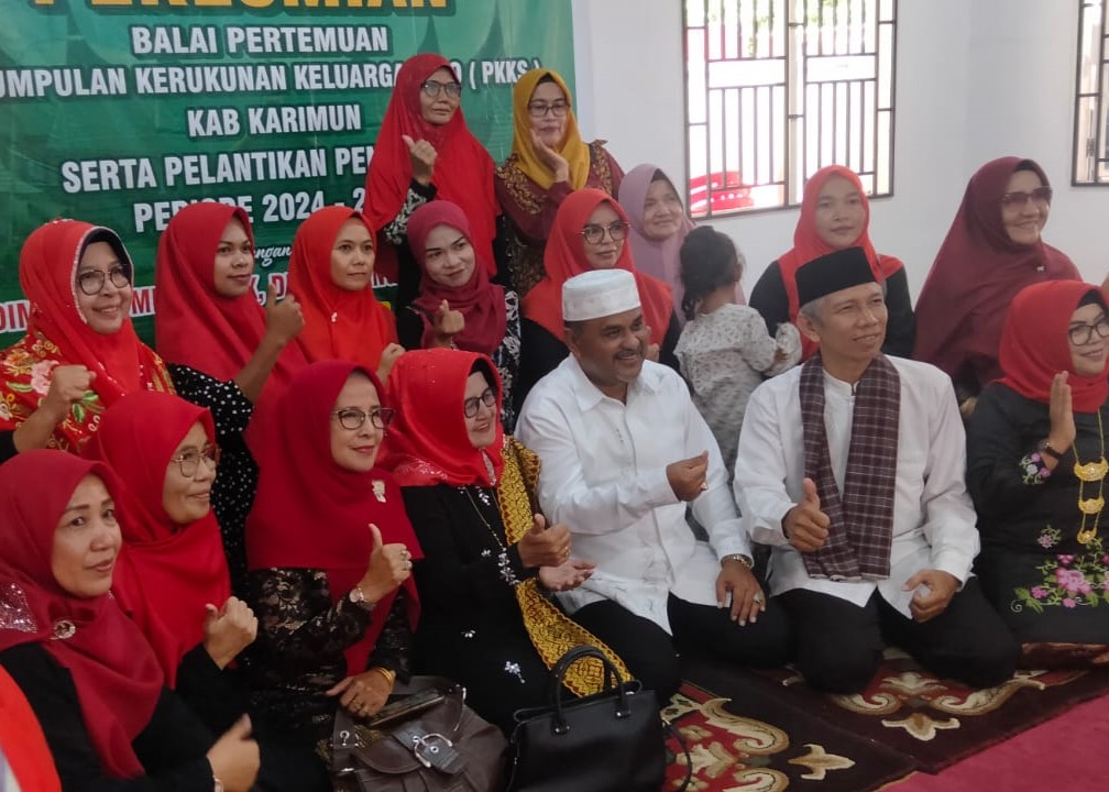 Bupati Aunur Rafiq berfoto bersama usai acara pelantikan PKKS Kabupaten Karimun, pagi tadi. (ft msaimi)