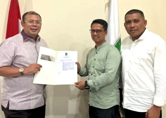 DPP PKB menyerahkan surat rekomendasi bagi Ing Iskandarsyah dan Rocky Marciano Bawole untuk maju di Pilkada Karimun. (ft dpwpkbkepri)