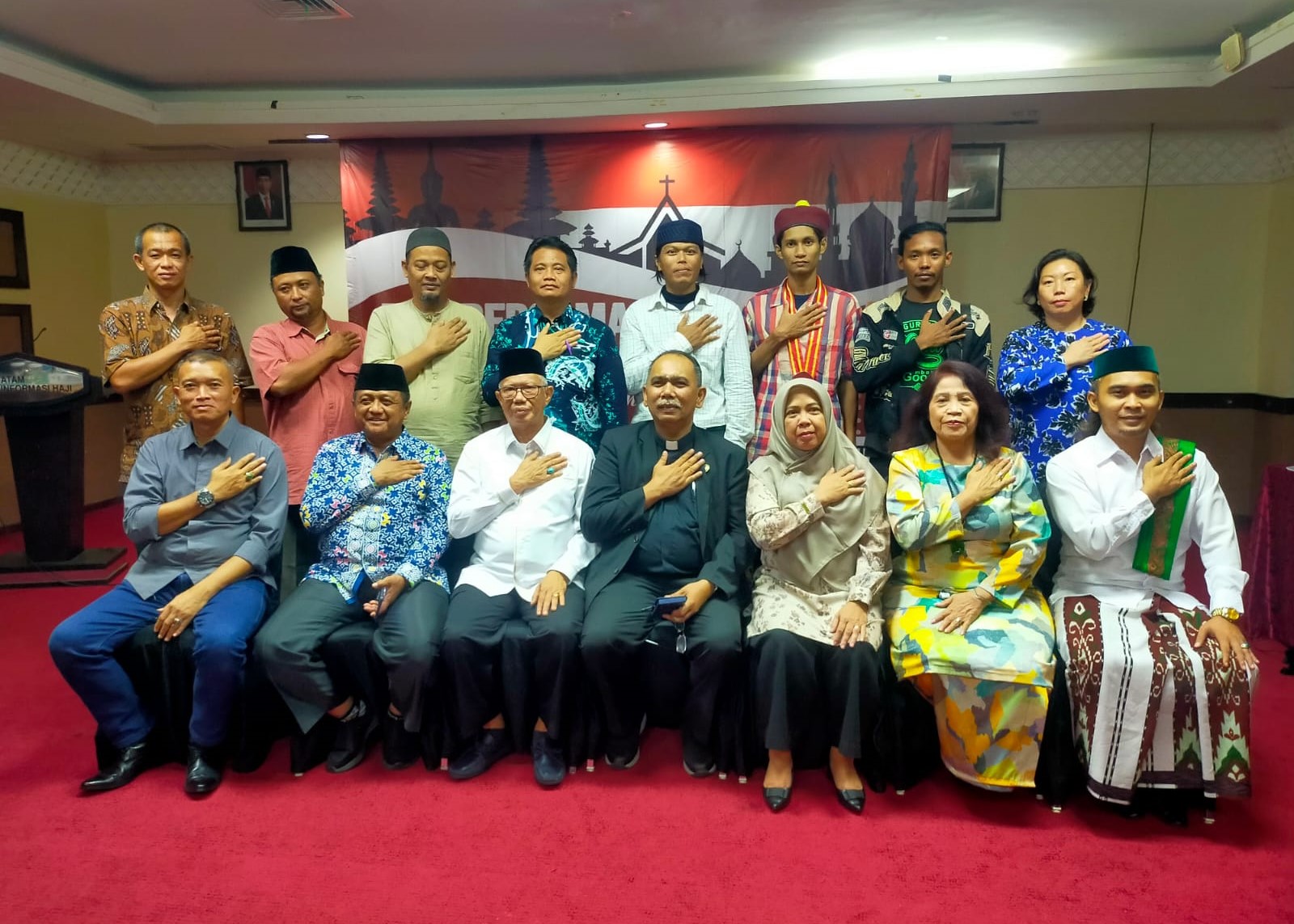 FKUB di Batam menggelar doa bersama untuk Pilkada Kepri yang damai, di Batam, tadi malam. (ft restu)