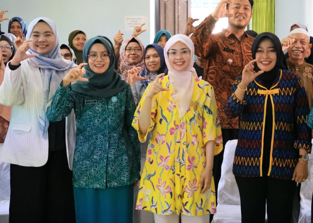 Hafizha (baju kuning) berfoto bersama di acara Gebyar Kelurahan Tanjung Uban Selatan 2024, pagi tadi. (ft kominfobintan)