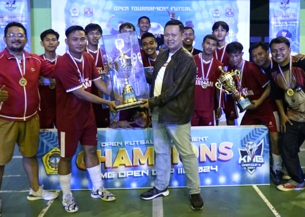 Tim Mocin FC Boyong Piala Bergilir Open Turnamen KMG Cup III, tadi malam. 9ft kmg)