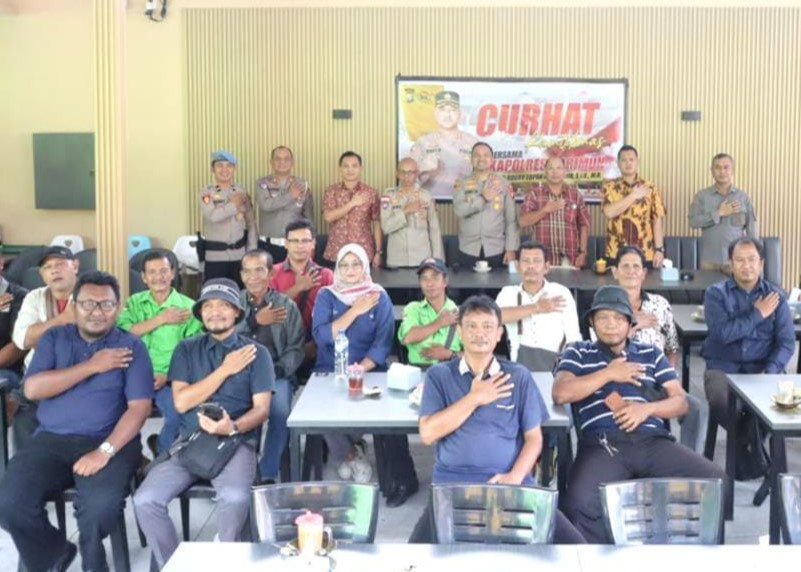 Kapolres Karimun saat menggelar pertemuan dengan insan pers di Newton Cafe Meral, pagi tadi. (ft msaimi)