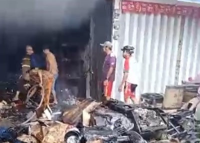 Sisa kebakaran di gudang elektronik di Meral, pagi tadi. (ft msaimi)