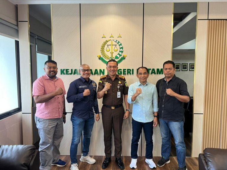 Kepala Kejaksaan Negeri (Kajari) Batam, I Ketut Kasna Dedi menerima kunjungan silaturahmi pengurus PWI Kepri. (ft qori)