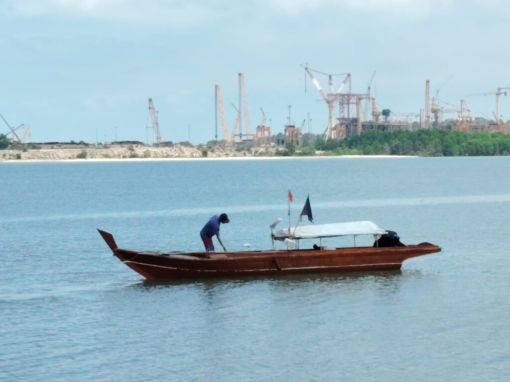 Nelayan di Desa Pangke di tengah himpitan industri PT Saipem, siang tadi. (ft msaimi)