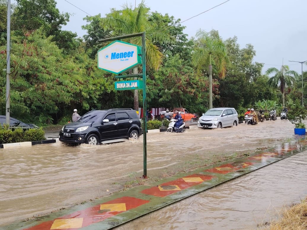 Banjir di ruas jalan di depan Bella VIsta, pagi ini. (ft msaimi)