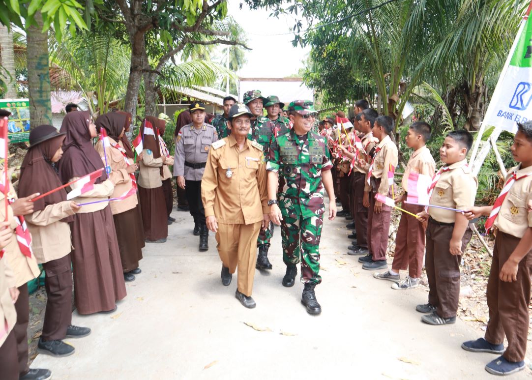 Mayjen TNI Edy Sutrisno dan Kades Sanglar saat meninjau Lokasi TMMD ke-121 di Desa Sanglar Durai, pagi tadi. (ft msaimi)